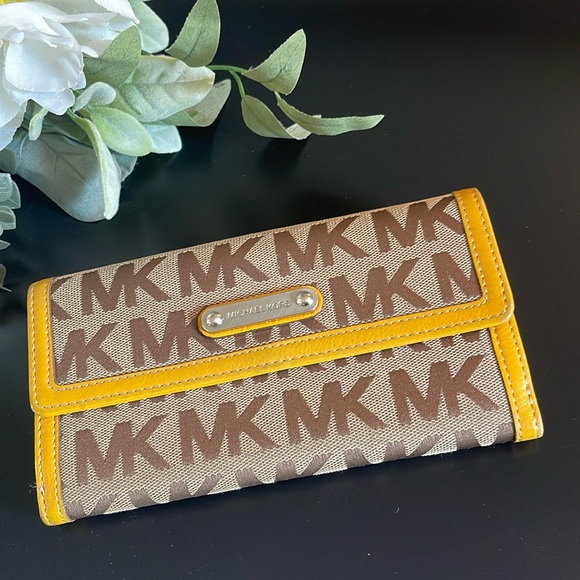 Micheal Kors Signature Wallet - Picture 2 of 9